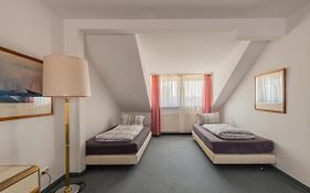 Pension Fuer Monteure In Dresden, Zimmer Mit Eigenem Bad Und Grosser Gemeinschaftskueche